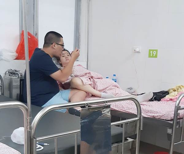 "Đúng là chồng nhà người ta không bao giờ làm mình thất vọng mọi người ạ. Chả bù cho ông xã mình, vợ đau đẻ đòi đi viện vẫn bắt chờ chơi nốt trận game", "Chẳng cần giàu sang, chỉ cần người chồng thương vợ thương con là được" - Dân mạng bình luận.