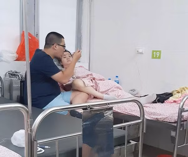 "Đúng là chồng nhà người ta không bao giờ làm mình thất vọng mọi người ạ. Chả bù cho ông xã mình, vợ đau đẻ đòi đi viện vẫn bắt chờ chơi nốt trận game", "Chẳng cần giàu sang, chỉ cần người chồng thương vợ thương con là được" - Dân mạng bình luận.