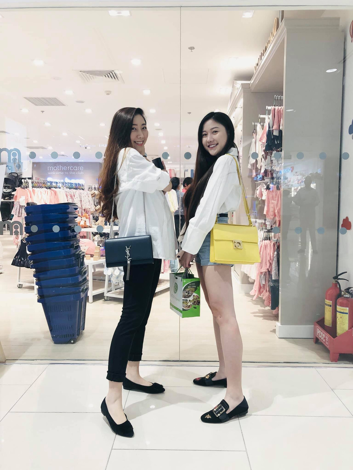 Là em gái ruột của MC Trấn Thành, Huỳnh Mi và Huỳnh Ân được cho là sở hữu nhan sắc xinh đẹp chẳng kém gì so với chị dâu Hari Won.