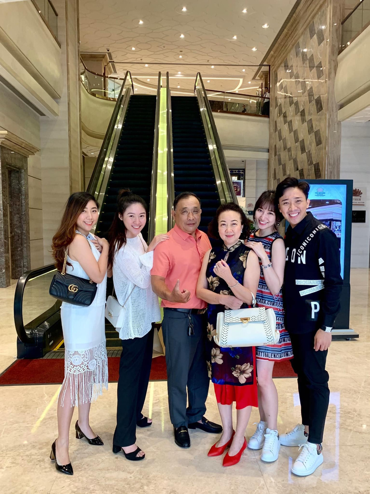 Dường như nhan sắc của Trấn Thành và hai cô em gái đều thừa hưởng từ mẹ. Mẹ nam danh hài trông sang trọng và trẻ trung hơn rất nhiều so với tuổi thật.