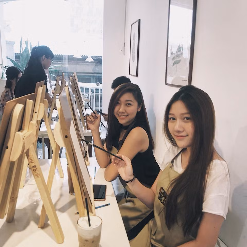 Tuy không hoạt động nghệ thuật như anh trai nhưng cả Huỳnh Mi và Huỳnh Ân đều nhận được sự quan tâm của dân mạng vì nhan sắc xinh đẹp.