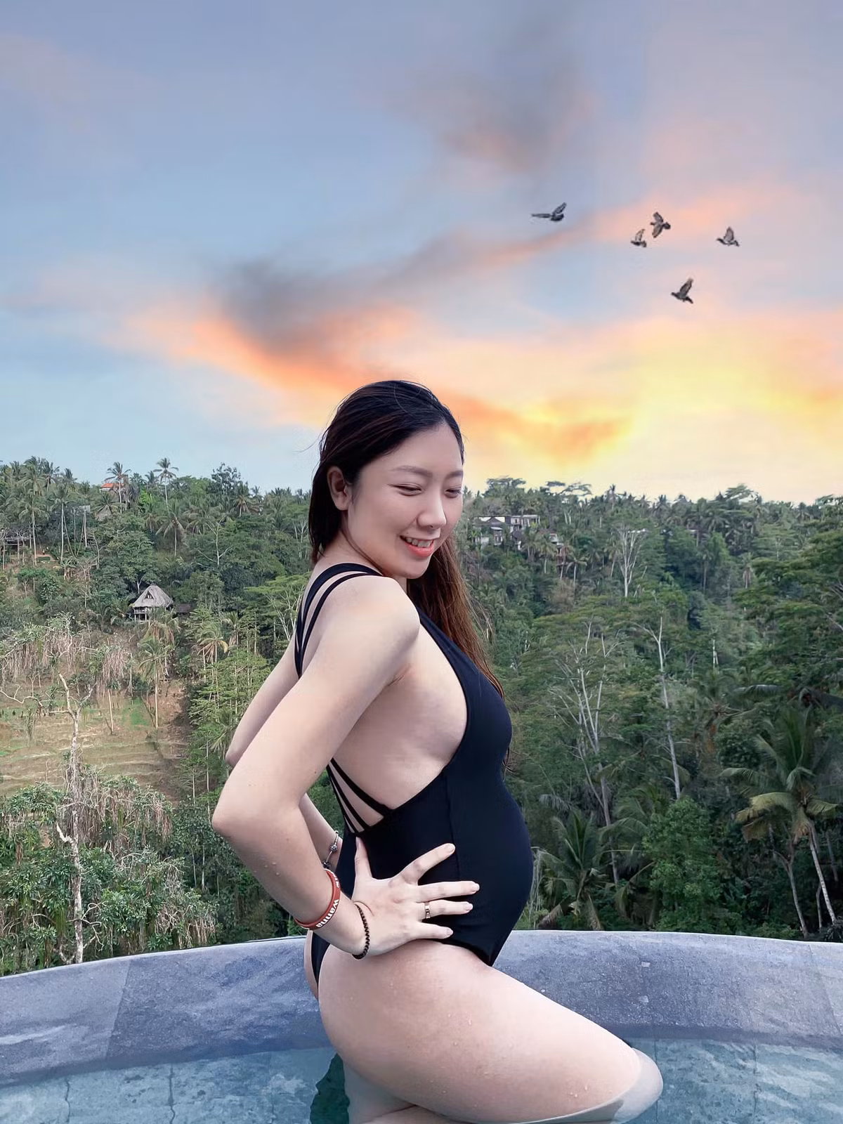 Mới đây, Huỳnh Mi khoe đã mang bầu ở tháng thứ 6. Mặc dù mang thai nhưng em chồng Hari Won vẫn tự tin khoe dáng trong trang phục bikini tại Bali.