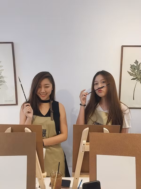 Hai chị em cũng rất thân thiết, thường xuyên đăng tải hình ảnh đi chơi, đi học cùng nhau.