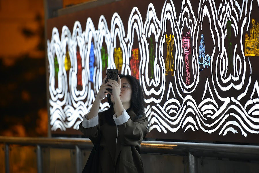 Kết hợp với sự sắp đặt ánh sáng, cây cầu về đêm khi được lên đèn mang vẻ đẹp lung linh, huyền ảo.