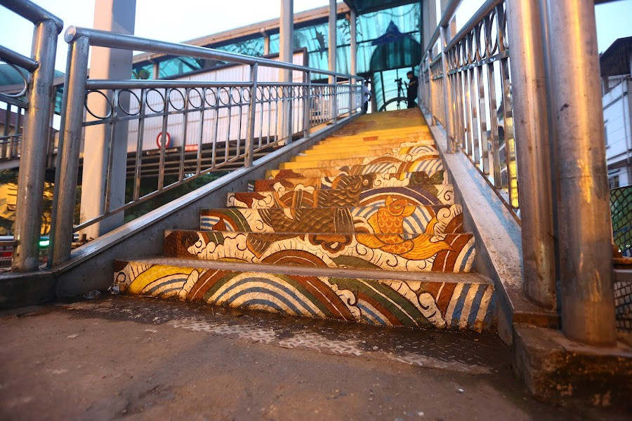 Ngay cả bậc thang bước lên cầu cũng được vẽ lại, con đường dẫn lên cầu trông như lối đi rẽ sóng bước vào đại dương bao la.