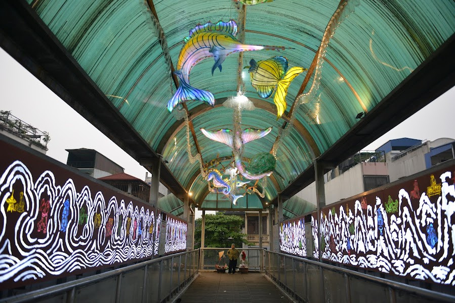 Cây cầu nằm ở khu vực tập trung nhiều khu dân cư, cơ quan, trường học, lưu lượng người và phương tiện tham gia giao thông lớn. Xây dựng và hoàn thiện từ năm 2014, cầu được thiết kế bằng thép và bê tông cốt thép chiều dài 44,6m, gồm 2 nhịp dầm, chiều rộng cầu 3m, tĩnh không tối thiểu 4,75m. Cầu xây dựng trên 4 mố trụ chính và 1 trụ cầu thang.