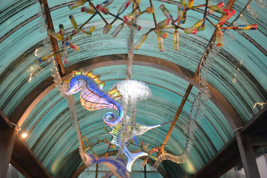 Các họa sĩ đã làm cây cầu trở nên khác biệt khi tô điểm cho cây cầu bằng những đồ trang trí mang hình thù các loài động vật nơi đại dương mênh mông như cá, mực, sứa...