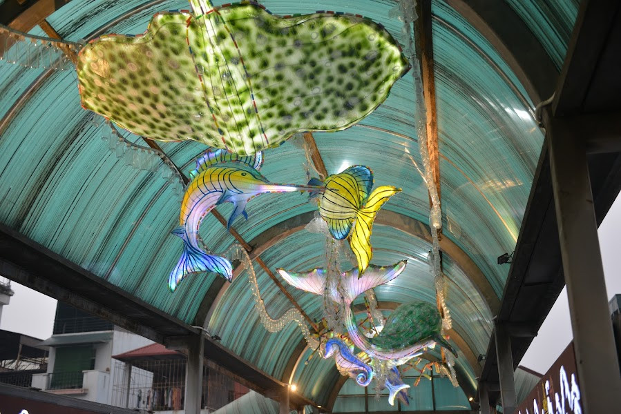 Điều đặc biệt, những đồ trang trí nói trên được làm từ chai nhựa tái chế do học sinh các trường tiểu học trên địa bàn quận tham gia thu gom tạo nên tác phẩm.