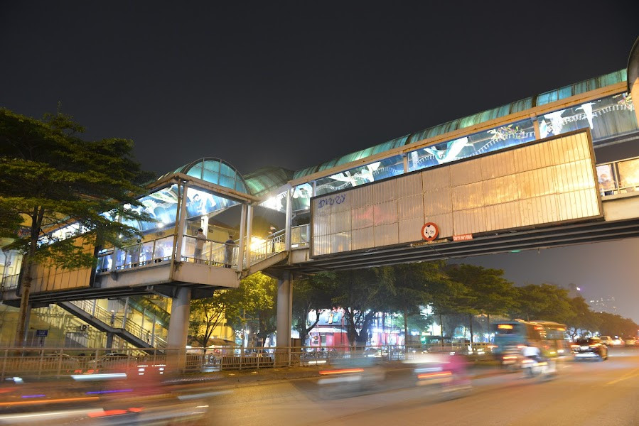 Sau khoảng 10 năm đi vào sử dụng, cây vượt cho người đi bộ qua đê hữu Hồng - đường Trần Nhật Duật đã “xuống sắc”, để lộ những dấu vết thời gian.