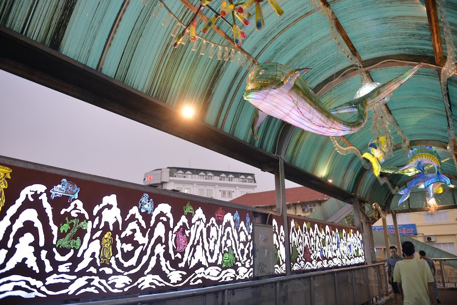 Việc tô điểm lại cây cầu 10 năm tuổi được UBND quận Hoàn Kiếm (Hà Nội) khởi xướng, kết hợp với 1 nhóm họa sĩ từng tham gia nhiều dự án nghệ thuật công trình công cộng trên phố Phúc Tân và phố Phùng Hưng.