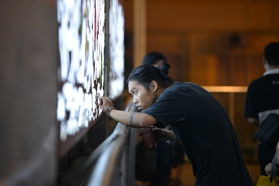 Hoạ sĩ Nguyễn Thế Sơn – giám tuyển dự án cải tạo cầu đi bộ Trần Nhật Duật chia sẻ: "Với chủ đề “nước”, nhóm chúng tôi sẽ biến cây cầu đi bộ thành 1 tác phẩm sắp đặt ánh sáng, giống như 1 đường "hầm thủy cung" với các loài cá đại dương đang bơi lội phía trên vòm cầu."