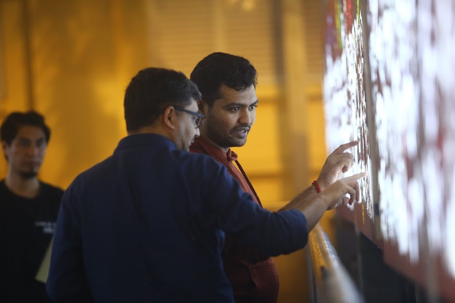 Rất nhiều người đi qua cây cầu đều không thể cưỡng lại được mà phải dừng để chiêm ngưỡng vẻ đẹp của cây cầu, trong đó có cả những du khách nước ngoài.