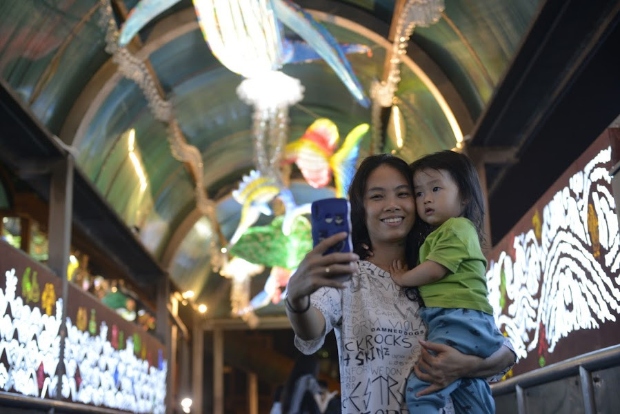 Rất nhiều người đã tranh thủ check-in với đường "hầm thủy cung" trên cạn.