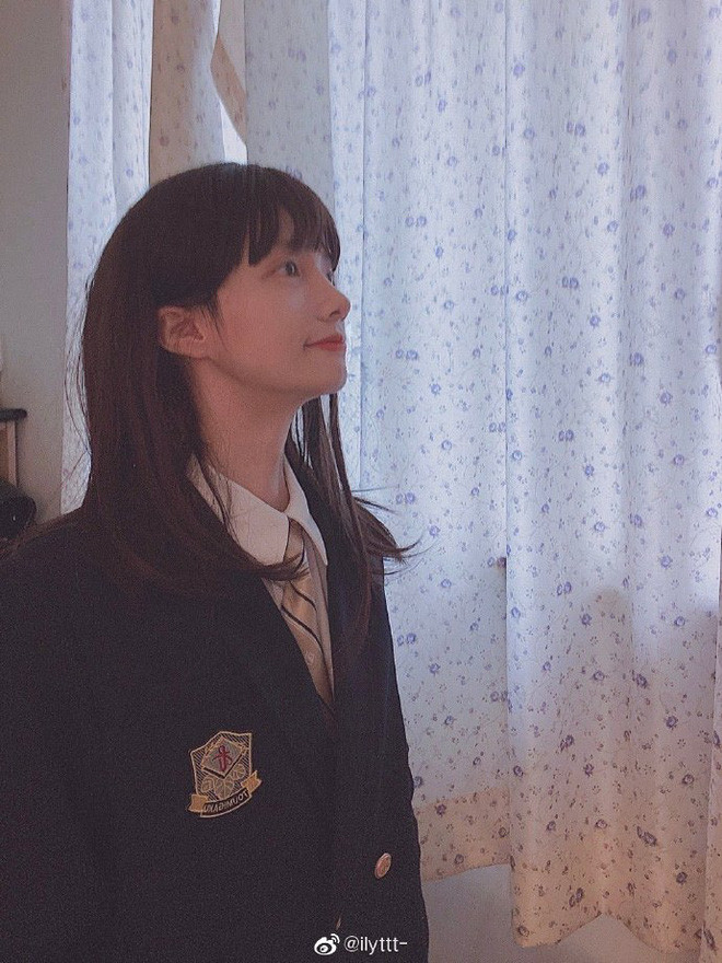 Khuôn mặt thanh tú của chàng trang Trung Quốc khiến nhiều cô gái thực thụ cũng phải ghen tỵ.