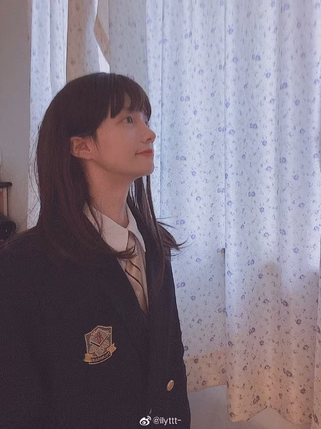 Khuôn mặt thanh tú của chàng trang Trung Quốc khiến nhiều cô gái thực thụ cũng phải ghen tỵ.