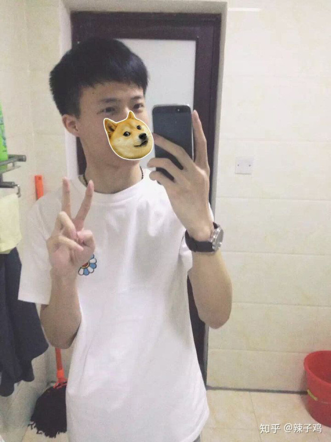 Trước màn lột xác ngoạn mục, Ninh từng là một chàng trai có gu ăn mặc khá nhàm chán, không có gì đặc biệt, kiểu tóc của anh chàng cũng gặp tình trạng tương tự. Dáng người của anh khá cao nhưng lại gầy gò càng khiến việc phối đồ trở nên khó khăn.