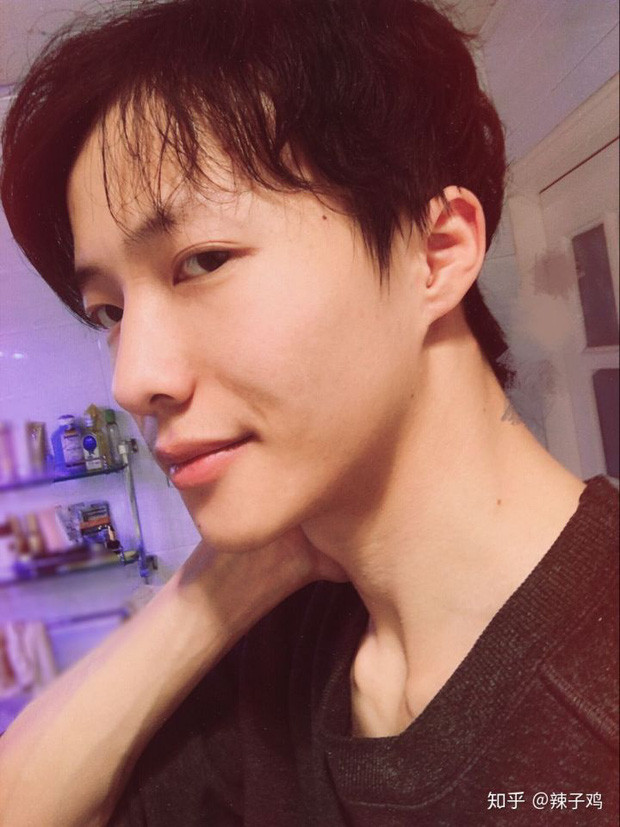 Dù có khuôn mặt nét nào ra nét đấy, điển trai đúng kiểu Châu Á nhưng Ninh lại không hề thu hút được phái đẹp bởi dáng người mỏng manh, yếu ớt. Đây chính là động lực lột xác, biến Ninh thành...con gái để khỏi phải cưa cẩm ai.