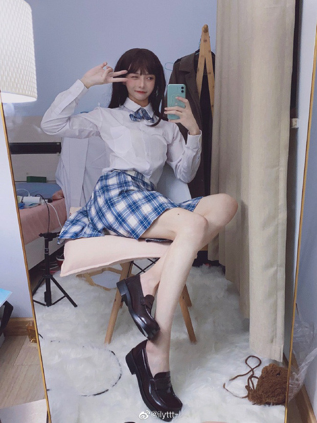 Không chỉ thay đổi bề ngoài, Ninh còn học cách chụp ảnh, tạo dáng siêu điệu sao cho giống con gái nhất có thể. Nhận được rất nhiều sự quan tâm trên mạng xã hội, anh chàng không để lại thông tin cá nhân, chỉ cho biết bản thân cao 1m78 nhưng chỉ nặng 52kg.