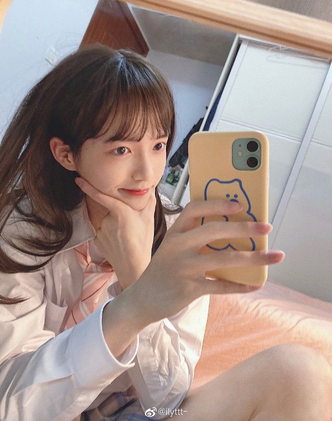 Bên cạnh đó cũng có người lên tiếng bênh vực bởi vốn dĩ, khuôn mặt Ninh khi còn là con trai đã đẹp và thon gọn, việc hoá thân thành một cô gái không có gì khó khăn. Hơn nữa công nghệ trang điểm cũng đóng vai trò quan trọng trong màn lột xác ngoạn mục này.