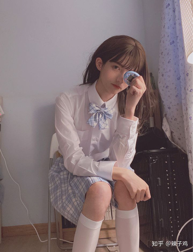 Ninh bắt đầu mua tóc giả, mua những trang phục của nữ giới. Vì dáng người gầy, xương vai, đùi cũng không bị thô nên chàng trai Trung Quốc không gặp quá nhiều khó khăn trong việc lựa chọn được những trang phục vừa người mình.