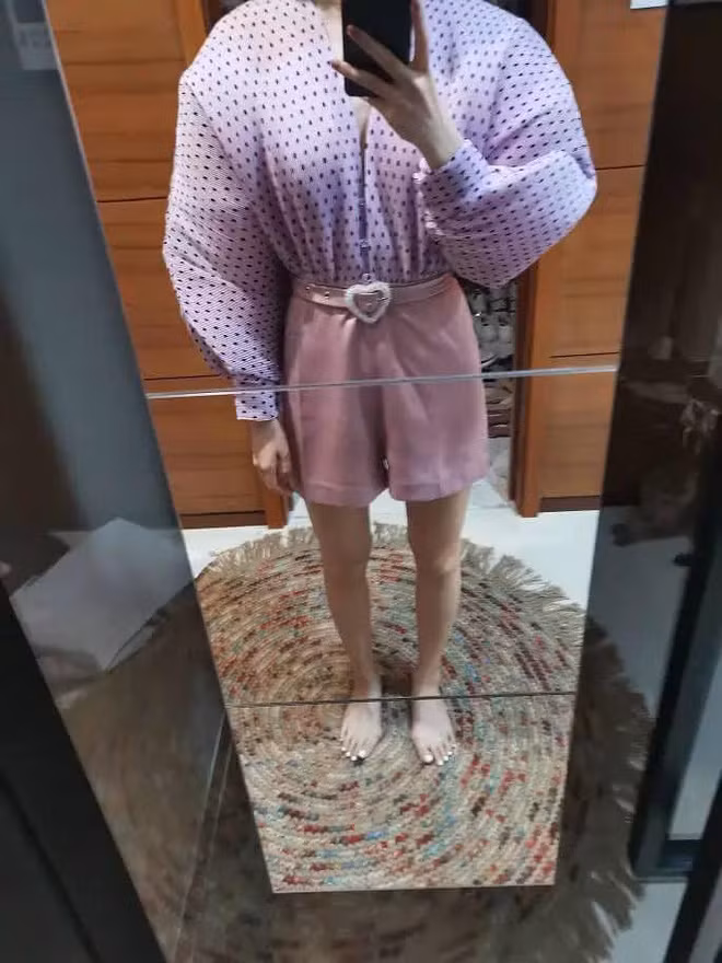 Khi mặc bộ đồ, trông cô nàng to con với chiếc áo phồng to y hệt sumo Nhật Bản. Quá bức xúc, cô nàng khốn khổ trên đã phản hồi trên trang bán hàng của cửa hàng này: "Bán hàng thế này à? Mặc làm sao được ra đường?". Đáp lại, chủ cửa hàng chỉ phản hồi theo cách cực kỳ auto: "Cảm ơn bạn đã lựa chọn sản phẩm. Mặc lên mỗi người sẽ đưa ra hiệu quả thẩm mỹ khác nhau nên không thể làm hài lòng tất cả".