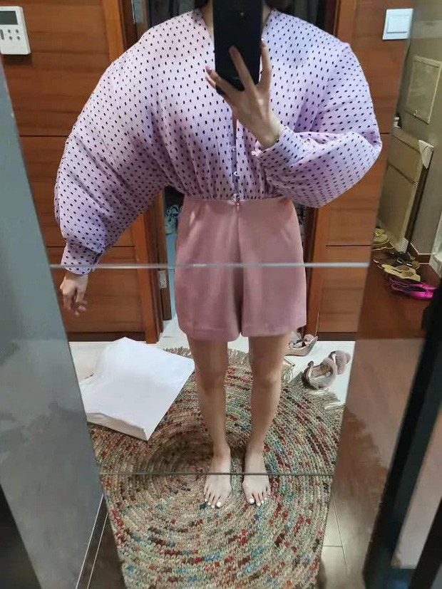 Thế nhưng cô nàng lại trở thành nạn nhân của mua hàng online bởi bồ đồ được gửi về không hề giống trong ảnh từ màu sắc đến kiểu dáng. Điểm giống nhau duy nhất là chiếc áo chấm bi.