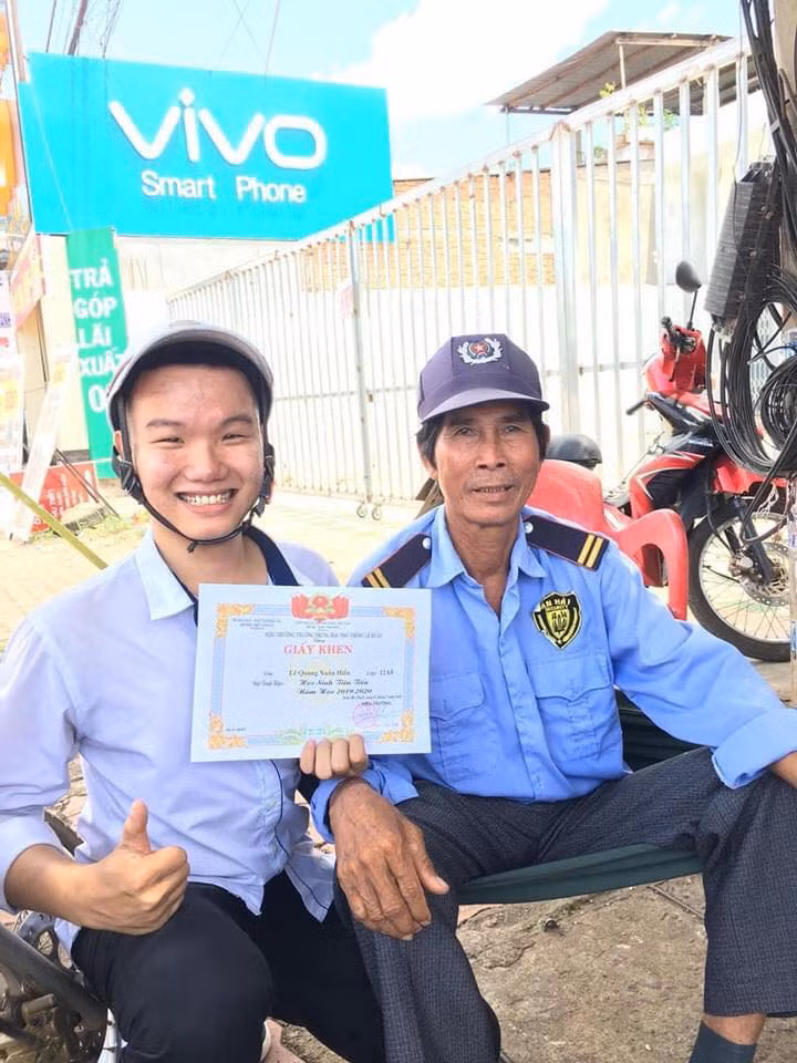 Tuy không quen biết nhưng ai cũng nở nụ cười vì niềm vui nho nhỏ nhưng vô cùng đáng yêu của Hiếu.