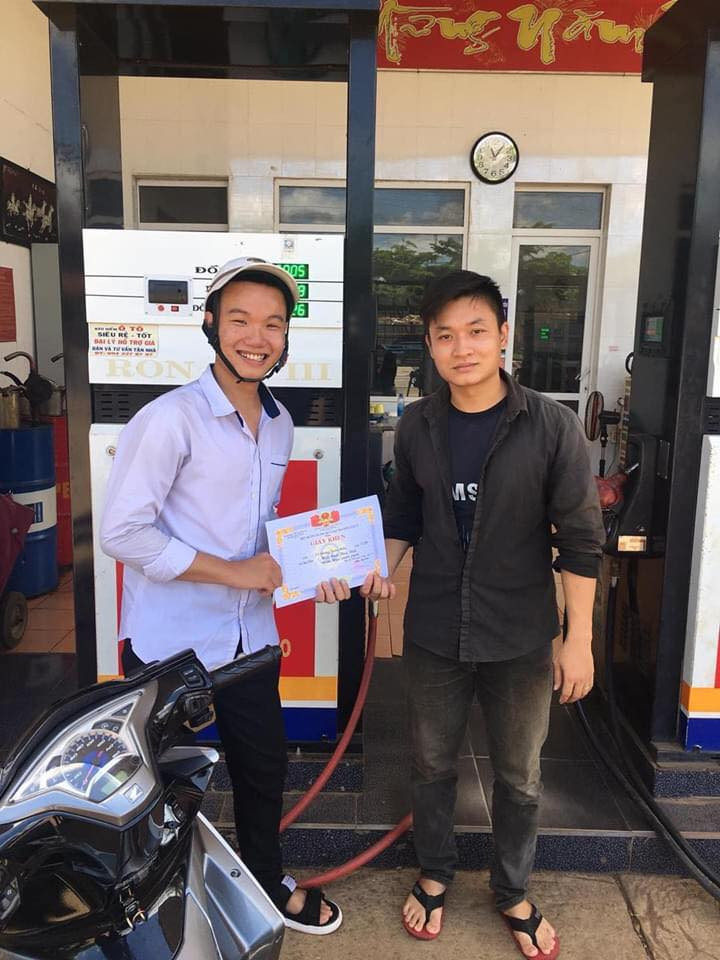 Cậu bạn đi đổ xăng cũng không quên lưu lại giây phút "huy hoàng" này.