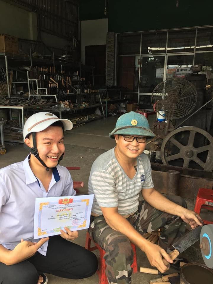 Cách lưu giữ kỉ niệm lần đầu được nhận giấy khen này quả thực đã khiến cho tất cả mọi người phải ngạc nhiên và "bái phục".