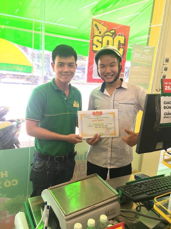 Hay anh thu ngân cũng vui chung với niềm vui với nam sinh này.