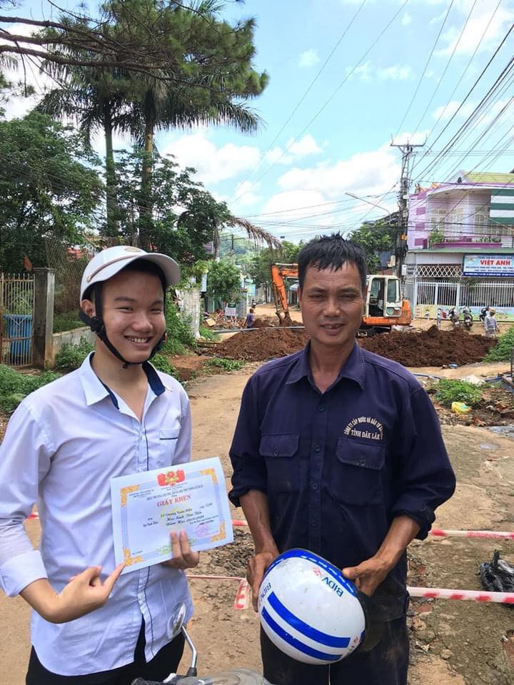 Cầm tờ giấy khen, Xuân Hiếu đã đặt chân đến nhiều nơi và lưu lại những bức ảnh độc đáo cùng những người xa lạ.