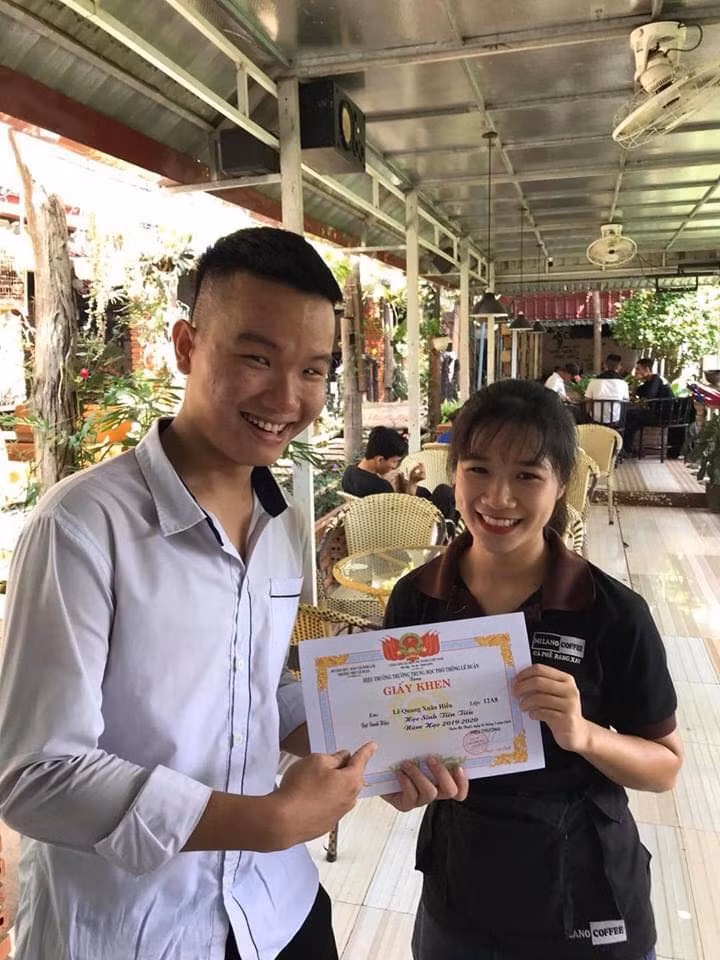 Mới đây nhất, chùm ảnh đáng yêu của nam sinh có tên Lê Quang Xuân Hiếu, cũng nhân vật chính trong album đang nhận được hàng chục nghìn lượt like trên mạng xã hội.