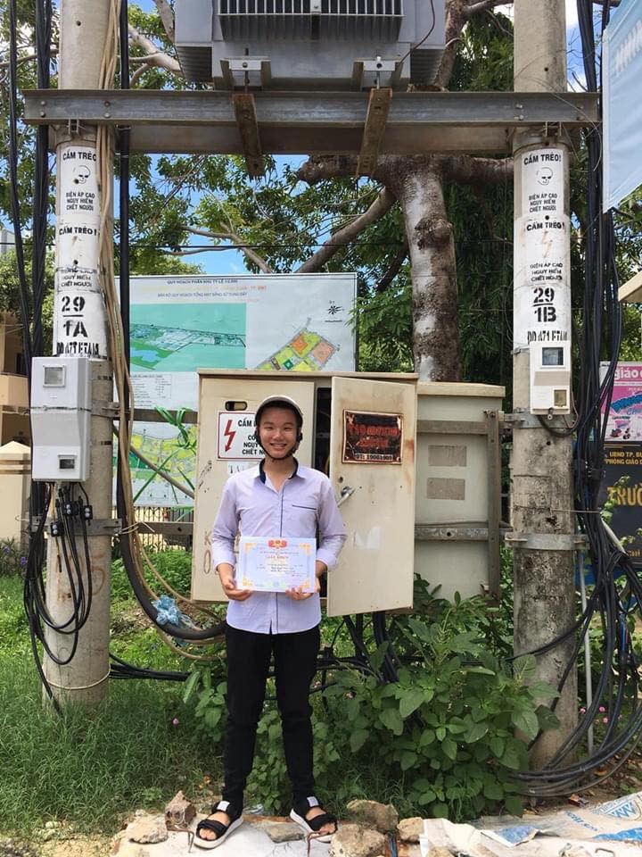 Sau khi những bức ảnh cầm giấy khen học sinh tiên tiến của Quang Xuân được đăng tải, nhiều cư dân mạng đều phải bật cười và thấy được mình trong đó. Có vẻ như cậu bạn đang muốn chia sẻ niềm vui với tất cả mọi người về thành tích mà mình vừa đạt được.