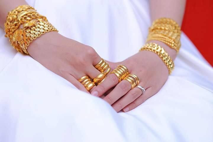 Cô dâu Vân Anh tại Trà Vinh cũng có trường hợp tương tự khi được tặng tận 1kg vàng, bao gồm cả vàng miếng trong ngày cưới. Là gia đình có điều kiện trong vùng nên cô dâu đeo 100 cây vàng trước khi về nhà chồng.