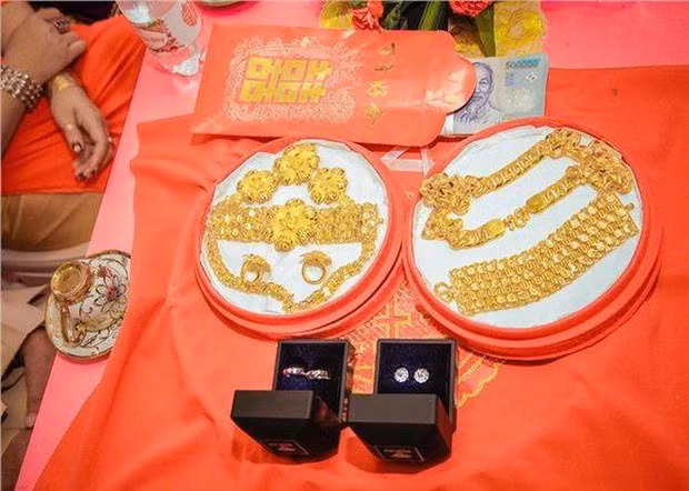 Nhiều dân mạng đùa rằng, sau đám cưới có lẽ các cặp đôi này mở được hẳn một tiệm vàng. Lấy chồng mà đeo "gông" vàng vào cổ như vậy thì ai cũng muốn.