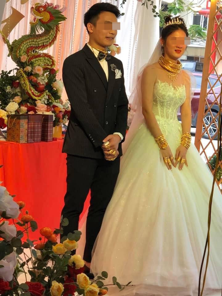 Cô dâu, chú rể được tặng nhiều vàng tới nỗi đeo kín nay, các khớp tay cứng đơ phải duỗi thẳng.