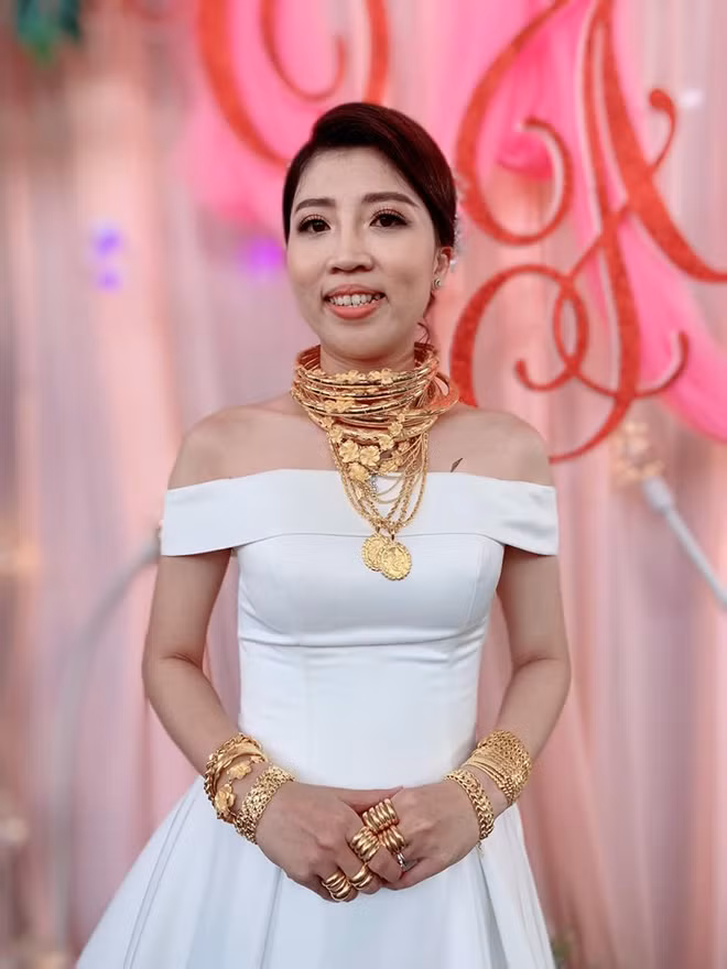 Người dùng H.C bình luận: "Nhìn chị ấy nặng nề như vậy, cùng là phụ nữ nên muốn chia sẻ gánh nặng với chị".