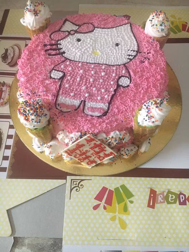 Không chỉ viết sai chữ, nhiều chiếc bánh kem thảm họa, hình một đằng, sản phẩm một nẻo khiến khách hàng không biết nên khóc hay nên cười.