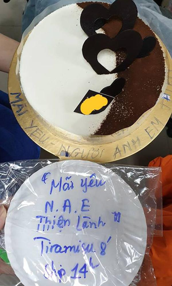 ...Lúc nhận được sản phẩm thì ngã ngửa vì dòng chữ được ghi nham nhở bằng bút dạ bên dưới chiếc bánh.