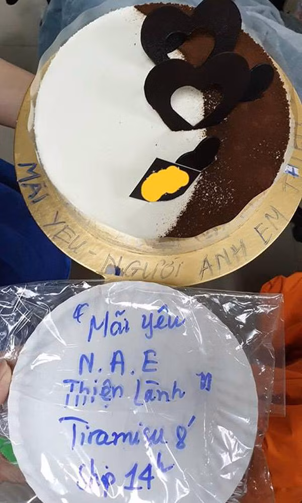 ...Lúc nhận được sản phẩm thì ngã ngửa vì dòng chữ được ghi nham nhở bằng bút dạ bên dưới chiếc bánh.