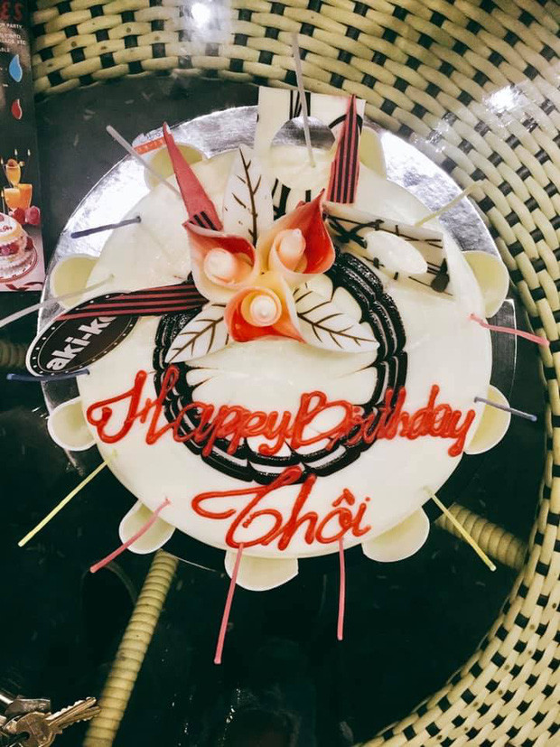 Đây không phải lần đầu tiên, những dòng chữ chúc mừng trên bánh sinh nhật "đi chơi xa" khiến dân mạng cười bò.