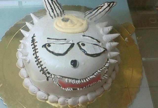 Chú rồng cáu kỉnh với đôi mắt gian xảo, hàm răng lởm chởm và đặc biệc là co vết sẹo dài trên mặt. Bánh này mà tặng trẻ nhỏ thì chỉ có nước khóc thét.