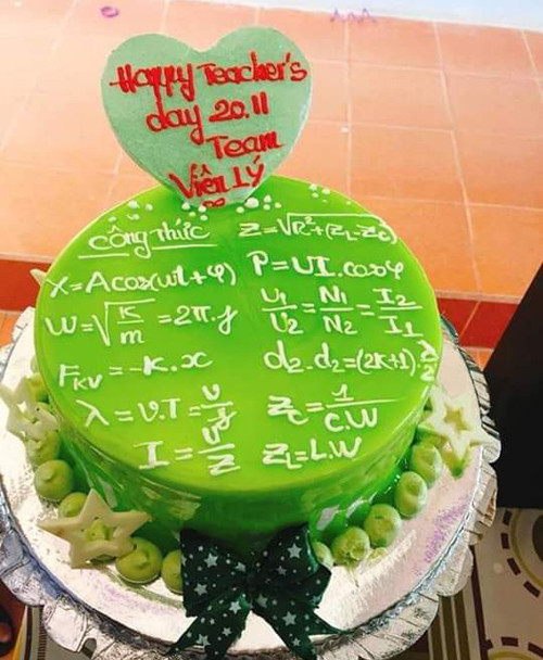 Viết hẳn công thức Lý lên bánh kem khiến người nhận đau đầu.