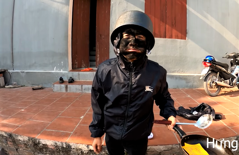 Anh chàng cũng từng hóa thân thành "ăn mày mặt đen" cực phản cảm để dọa mẹ.