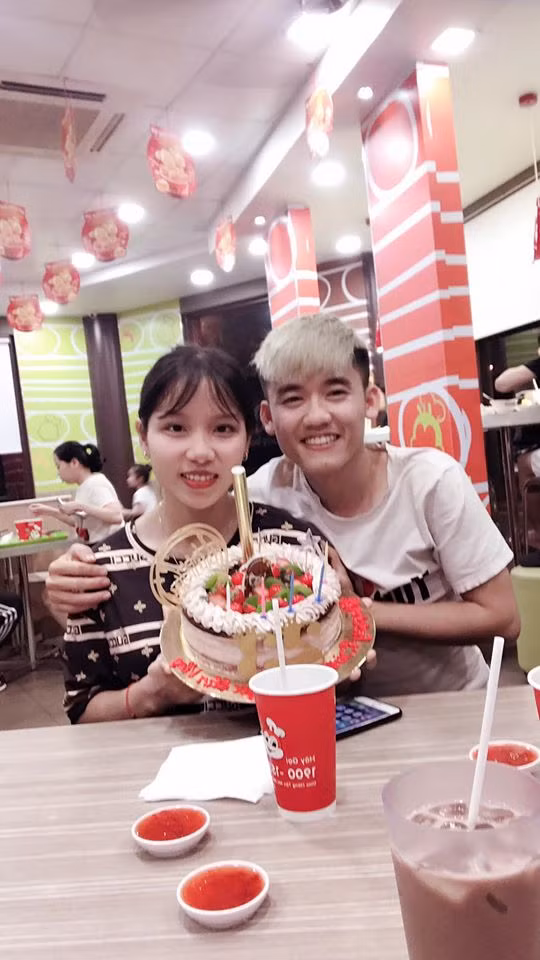 "Con dâu" bà Tân Vlog còn cho biết thêm gia đình cô phải bán nhà để trả nợ do đắm tàu cát.