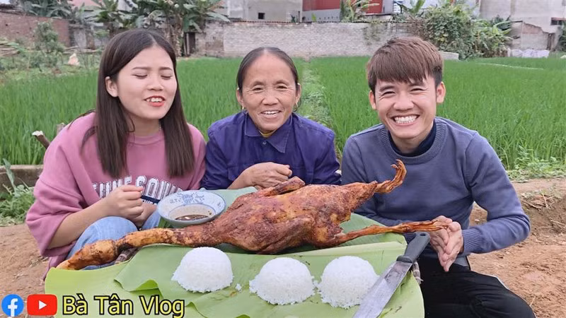 Tiếp nối "truyền thống" gia đình, con gái bà Tân mới đây cũng tập tành làm Vlog nhưng bị chỉ trích ngay từ clip đầu tiên.