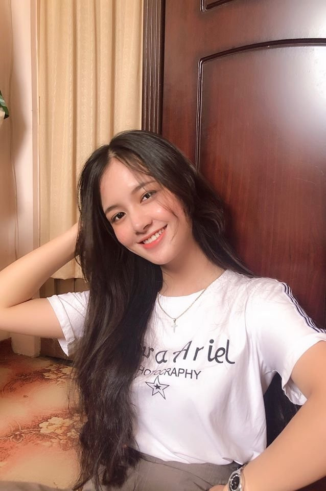 Nhờ lợi thế ngoại hình, nữ sinh quê An Giang được nhiều nhãn hàng, thương hiệu thời trang mời làm mẫu ảnh. Công việc này giúp cô có thêm thu nhập và được tiếp xúc với nhiều người hơn.