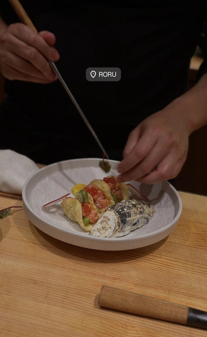 Trên trang cá nhân của mình, Nga Anh thường xuyên check-in những địa điểm sang chảnh, vi vu khắp mọi nơi. Ngay hôm bị bắt gặp đi cùng thiếu gia Hà Thành, cô nàng cũng đăng tải hình ảnh đi ăn ở nhà hàng Nhật lên trang cá nhân, điều này khiến netizen càng thêm chắc chắn.