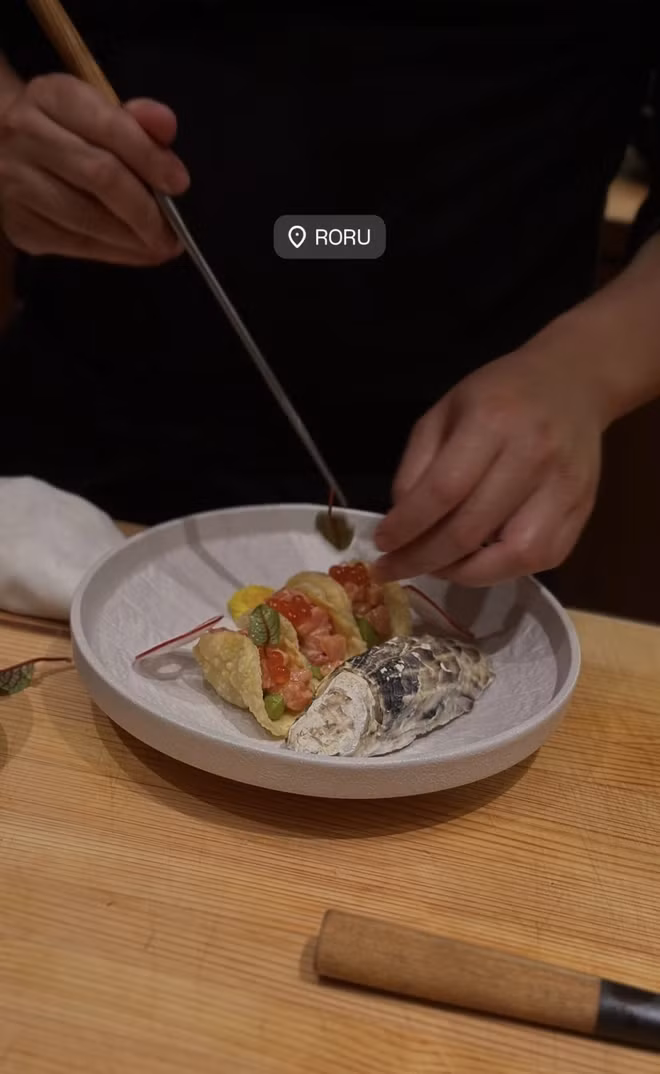 Trên trang cá nhân của mình, Nga Anh thường xuyên check-in những địa điểm sang chảnh, vi vu khắp mọi nơi. Ngay hôm bị bắt gặp đi cùng thiếu gia Hà Thành, cô nàng cũng đăng tải hình ảnh đi ăn ở nhà hàng Nhật lên trang cá nhân, điều này khiến netizen càng thêm chắc chắn.