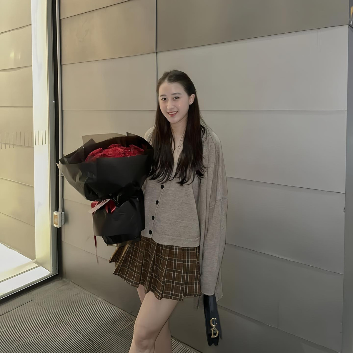 Bên cạnh đó, Nga Anh còn được nhiều người biết đến là em gái của Kiều Ly Phạm - hot girl, bà chủ nức tiếng Hà Thành.